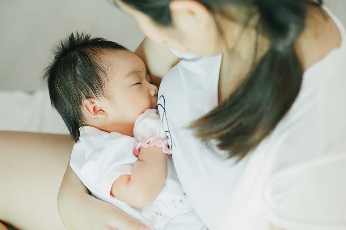 Cách đánh thức trẻ sơ sinh đang ngủ li bì mà không khiến chún giật mình